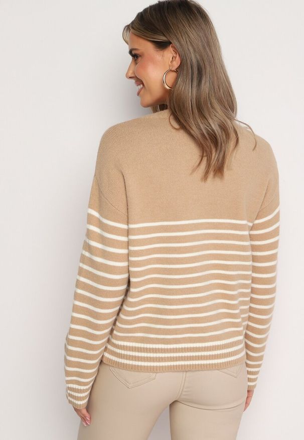 Born2be - Jasnobrązowy Sweter z Wiskozą w Paski Ozdobiony Cyrkoniami Nevetalle. Okazja: na co dzień. Kolor: brązowy. Materiał: wiskoza. Wzór: aplikacja, paski. Styl: glamour, casual, klasyczny, elegancki