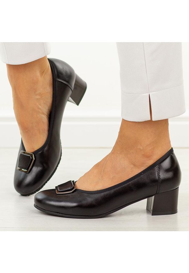 Czarne skórzane czółenka damskie Cambell 19413. Okazja: na ślub cywilny, na wesele, na imprezę. Nosek buta: okrągły. Kolor: czarny. Szerokość cholewki: normalna. Materiał: skóra. Sezon: wiosna, jesień, lato. Obcas: na obcasie. Styl: elegancki, klasyczny, wizytowy. Wysokość obcasa: niski