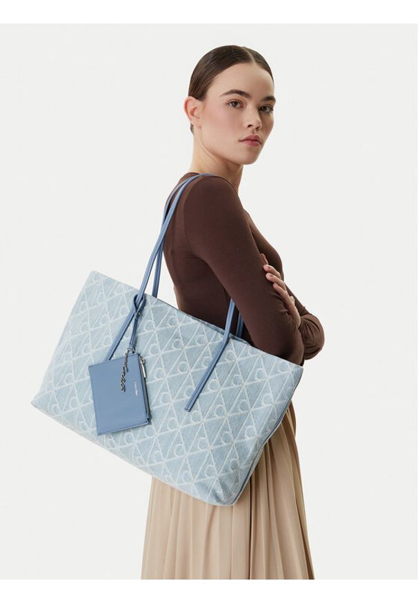 Calvin Klein Torebka Emblem Aop Denim Tote W/ Pouch LV04F3428G Niebieski. Kolor: niebieski