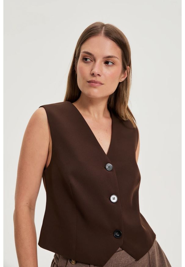 MOODO - Elegancka kamizelka brązowa. Kolor: brązowy. Materiał: poliester, elastan. Styl: elegancki