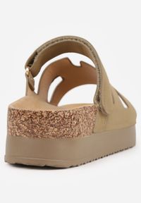Born2be - Ciemnobeżowe Casualowe Klapki na Rzep na Platformie Zdobione Imitacją Korka Malimeni. Okazja: na co dzień. Kolor: beżowy. Materiał: jeans, len. Wzór: aplikacja. Sezon: lato. Obcas: na platformie. Styl: casual #3