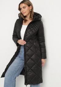 Born2be - Czarna Długa Pikowana Kurtka z Kapturem Sisilara. Okazja: na co dzień, na spacer. Typ kołnierza: kaptur. Kolor: czarny. Długość: długie. Sezon: zima, jesień. Styl: klasyczny, casual, elegancki #6
