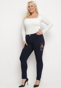 Born2be - Granatowe Spodnie z Dopasowanymi Nogawkami Ozdobionymi Haftem Ariava. Kolekcja: plus size. Kolor: niebieski. Wzór: aplikacja, haft #7