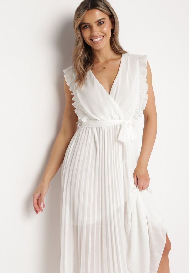 Born2be - Biała Plisowana Sukienka Maxi Wiskozowa z Kopertowym Dekoltem i Falbankami Glimes. Typ kołnierza: kołnierz z falbankami. Kolor: biały. Materiał: wiskoza. Typ sukienki: kopertowe. Długość: maxi