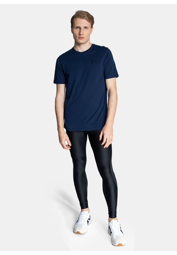 Koszulka Under Armour Sportstyle Left Chest SS (1326799-408). Kolor: niebieski. Materiał: poliester, bawełna. Sezon: zima, lato. Sport: fitness
