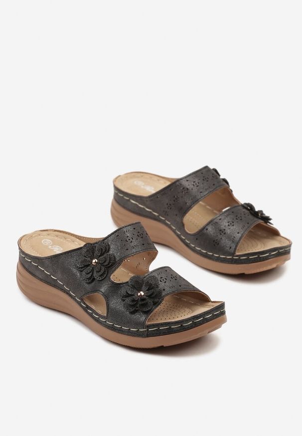 Born2be - Czarne Klapki na Koturnie z Ozdobnymi Kwiatkami 3D Reittrae. Okazja: na spacer. Kolor: czarny. Materiał: jeans. Wzór: kwiaty. Sezon: lato, wiosna. Obcas: na koturnie