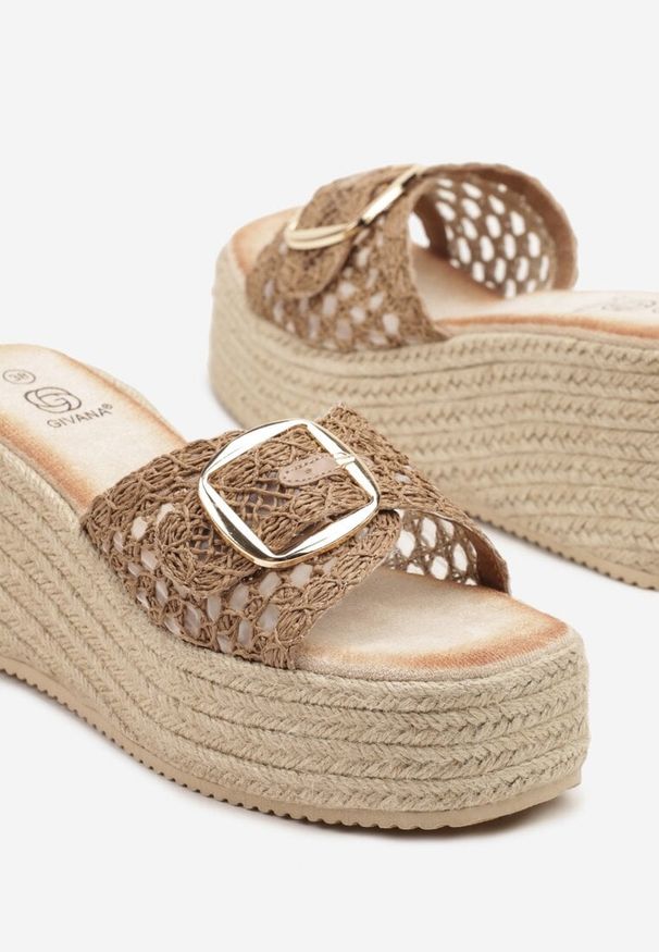 Born2be - Ciemnobeżowe Klapki na Plecionym Koturnie z Siateczkową Cholewką i Klamrą Sonitea. Okazja: na co dzień. Kolor: beżowy. Sezon: lato. Obcas: na koturnie. Styl: casual