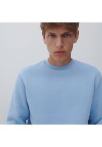 Reserved - Gładka bluza basic - Niebieski. Kolor: niebieski. Wzór: gładki