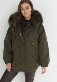 Born2be - Ciemnozielona Kurtka Parka Oversize z Futerkiem Mitto. Kolor: zielony. Materiał: futro. Długość rękawa: długi rękaw. Długość: długie. Sezon: zima, jesień. Styl: klasyczny, elegancki #6