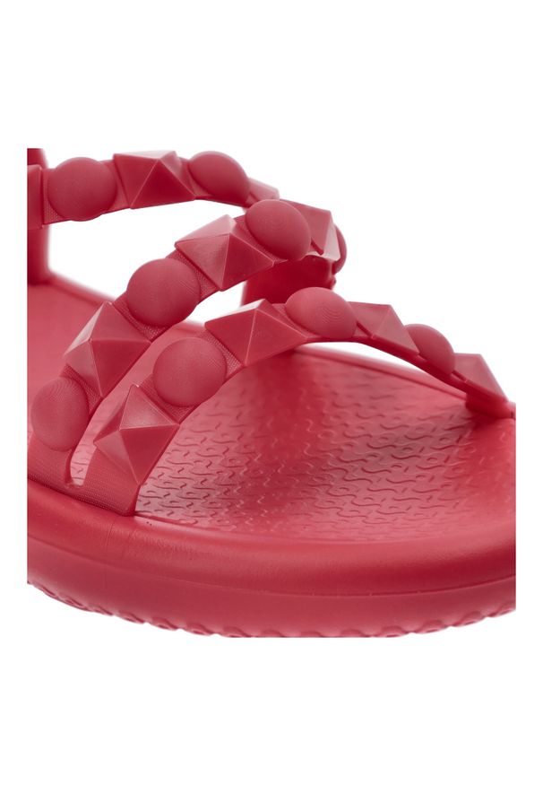 Różowe Sandały Ipanema Stylowe Wsuwane Obuwie Damskie. Okazja: na spacer, na plażę. Zapięcie: bez zapięcia. Kolor: różowy. Materiał: tworzywo sztuczne, materiał. Wzór: geometria, paski. Sezon: lato. Styl: elegancki