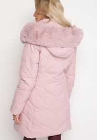 Born2be - Ciemnoróżowa Taliowana Kurtka z Pikowanymi Przeszyciami z Kapturem i Futerkiem Inalora. Okazja: na co dzień. Typ kołnierza: kaptur. Kolor: różowy. Materiał: futro. Długość rękawa: długi rękaw. Długość: długie. Wzór: aplikacja. Styl: elegancki, casual #4