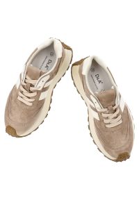 Sneakersy damskie S.Barski, cholewka skóra naturalna zamszowa kontrastowe panele wiązanie klasyczne fason niski zaokrąglony nosek masywna wizualnie p. Okazja: na co dzień. Zapięcie: sznurówki. Kolor: beżowy. Materiał: zamsz, skóra. Szerokość cholewki: normalna. Wzór: aplikacja. Styl: klasyczny #8