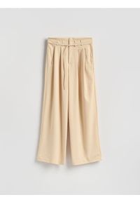 Reserved - Spodnie z paskiem - jasnożółty. Kolor: żółty. Materiał: tkanina, wiskoza #1