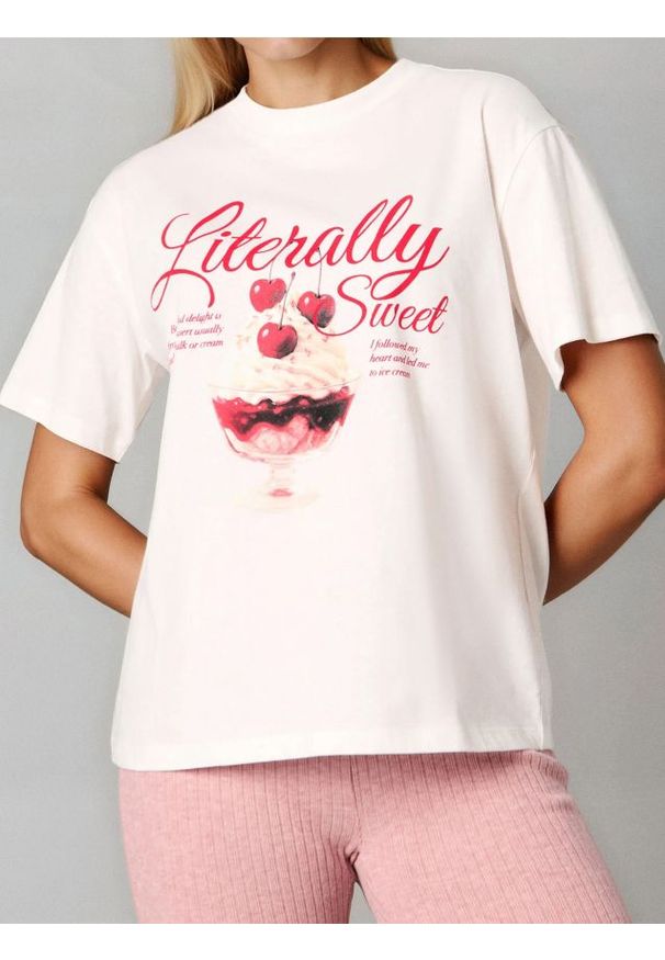 Sinsay - Bawełniana koszulka z nadrukiem - kremowy. Kolor: kremowy. Materiał: bawełna. Wzór: nadruk