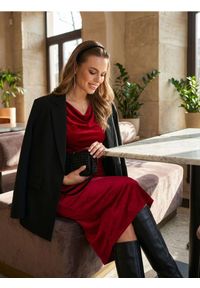 Sinsay - Welurowa sukienka z drapowaniem - czerwony. Kolor: czerwony. Materiał: welur