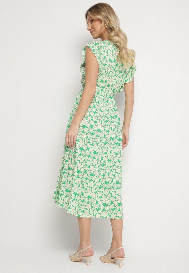 Born2be - Zielona Bawełniana Sukienka w Kwiatki o Rozkloszowanym Kroju z Gumką Alanilia. Okazja: na co dzień. Typ kołnierza: dekolt w kształcie V. Kolor: zielony. Wzór: kwiaty. Typ sukienki: rozkloszowane. Materiał: bawełna. Długość rękawa: krótki rękaw. Sezon: wiosna, lato. Styl: casual, elegancki