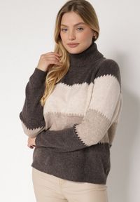 Born2be - Brązowy Golf Oversize w Szerokie Pasy z Domieszką Kaszmiru Nellemia. Okazja: na co dzień. Typ kołnierza: golf. Kolor: brązowy. Materiał: kaszmir. Styl: casual #7