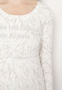 Born2be - Biała Bluzka Typu Longsleeve z Geometrycznym Wzorem Unila. Okazja: na spotkanie biznesowe, do pracy, na co dzień. Kolor: biały. Materiał: jeans. Długość rękawa: długi rękaw. Wzór: geometria. Styl: biznesowy, casual #4