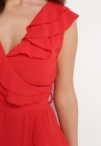 Born2be - Czerwona Sukienka Mellothee. Okazja: na imprezę. Typ kołnierza: kołnierz z falbankami. Kolor: czerwony. Materiał: materiał. Typ sukienki: kopertowe. Styl: wizytowy, elegancki. Długość: midi #4
