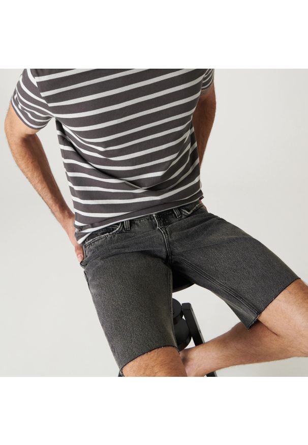 Sinsay - Szorty jeansowe regular - Jasny szary. Kolor: szary. Materiał: jeans