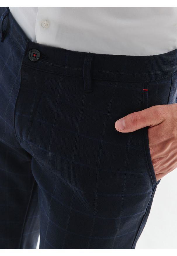 Pako Lorente - PAKO LORENTE – Granatowe spodnie męskie DORJE w delikatną kratę P000B-WX-213-G. Kolor: niebieski. Długość: długie. Styl: elegancki