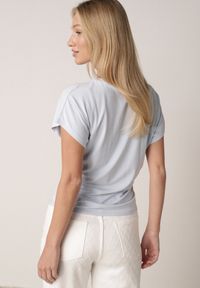 Born2be - Niebieski T-shirt z Wiskozy z Trójkątnym Dekoltem Achiore. Okazja: na co dzień. Kolor: niebieski. Materiał: wiskoza. Styl: casual, klasyczny #3