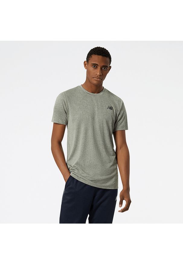 Koszulka New Balance MT11095OLH - zielona. Kolor: zielony. Materiał: materiał, bawełna, poliester. Długość rękawa: krótki rękaw. Długość: krótkie. Sport: bieganie, fitness
