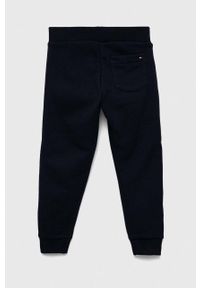 TOMMY HILFIGER - Tommy Hilfiger spodnie dresowe dziecięce kolor granatowy z nadrukiem. Okazja: na co dzień. Kolor: niebieski. Materiał: dresówka. Wzór: nadruk. Styl: casual #2