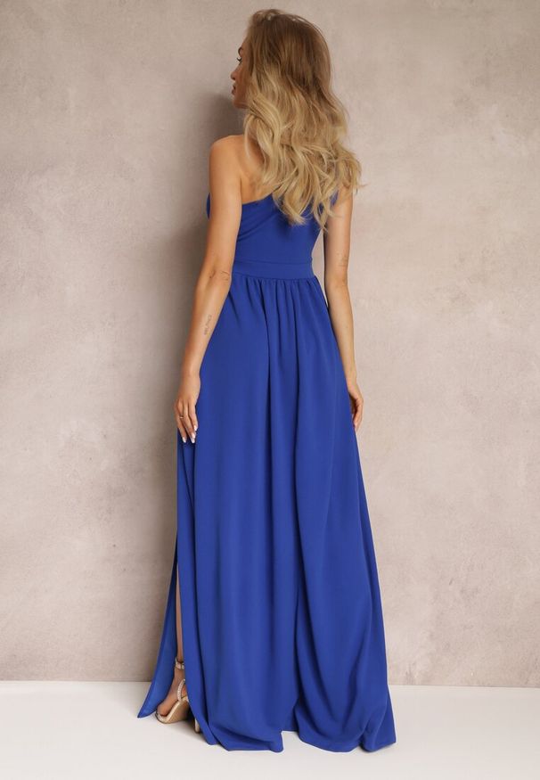 Renee - Granatowa Asymetryczna Sukienka Na Jedno Ramię z Rozcięciem na Dole Xionia. Kolekcja: dla wysokich. Kolor: niebieski. Typ sukienki: asymetryczne. Długość: maxi