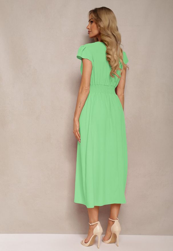 Renee - Zielona Sukienka o Rozkloszowanym Kroju z Gumką w Talii i Guzikami Ebiana. Okazja: na co dzień. Typ kołnierza: dekolt w kształcie V. Kolor: zielony. Typ sukienki: rozkloszowane. Styl: casual