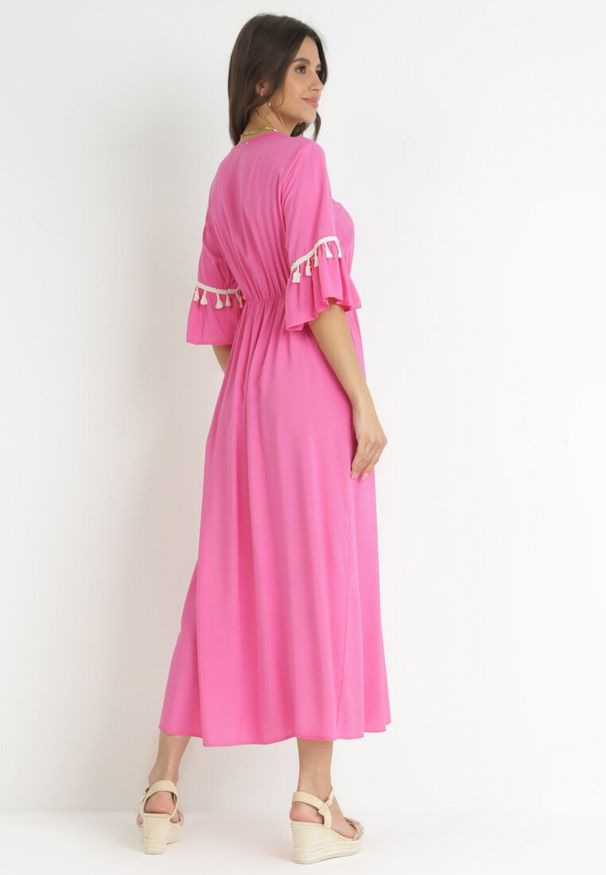 Born2be - Fuksjowa Wiskozowa Sukienka Maxi z Ozdobnym Dekoltem i Gumką w Pasie Latava. Okazja: na co dzień. Kolor: różowy. Materiał: wiskoza. Styl: casual. Długość: maxi