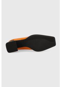Vagabond Shoemakers czółenka skórzane HEDDA kolor pomarańczowy na słupku 5303.101.44. Kolor: pomarańczowy. Materiał: skóra. Obcas: na słupku. Wysokość obcasa: średni #3