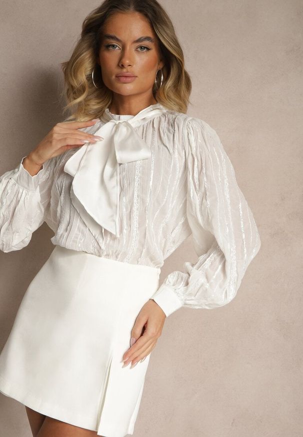 Renee - Biała Tłoczona Bluzka o Koszulowym Kroju z Ozdobnym Wiązaniem Sepalea. Okazja: na co dzień. Kolor: biały. Materiał: jeans. Długość rękawa: długi rękaw. Długość: długie. Styl: casual, elegancki