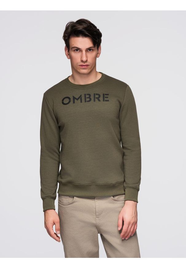 Ombre Clothing - Klasyczna bluza męska dresowa z napisem – ciemnooliwkowa V2 - Rozmiar: L. Okazja: na co dzień. Kolor: oliwkowy. Materiał: dresówka. Wzór: napisy. Styl: klasyczny