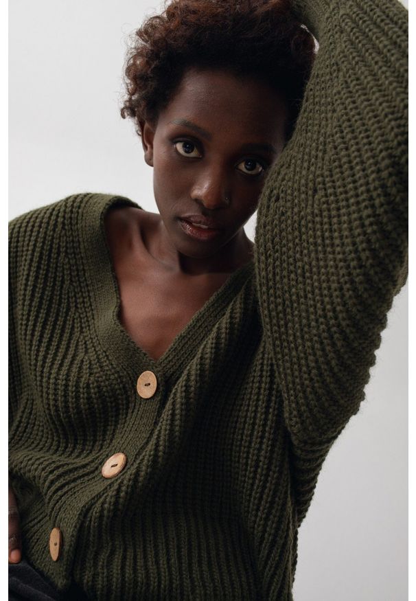 Marsala - Sweter z guzikami/kardigan w kolorze CIEMNOZIELONYM - MONACO DARK GREEN. Kolor: zielony. Materiał: jeans, wełna, akryl. Styl: elegancki