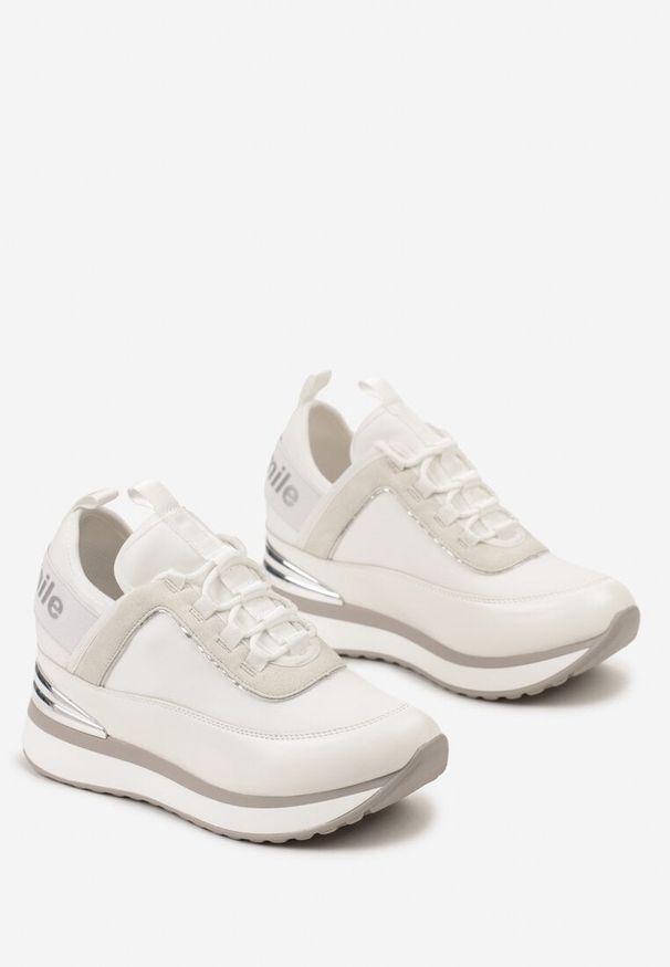 Renee - Białe Sneakersy z Metaliczną Wstawką i Ozdobnym Napisem na Ukrytym Koturnie Alivewna. Kolor: biały. Wzór: napisy. Sezon: lato. Obcas: na koturnie