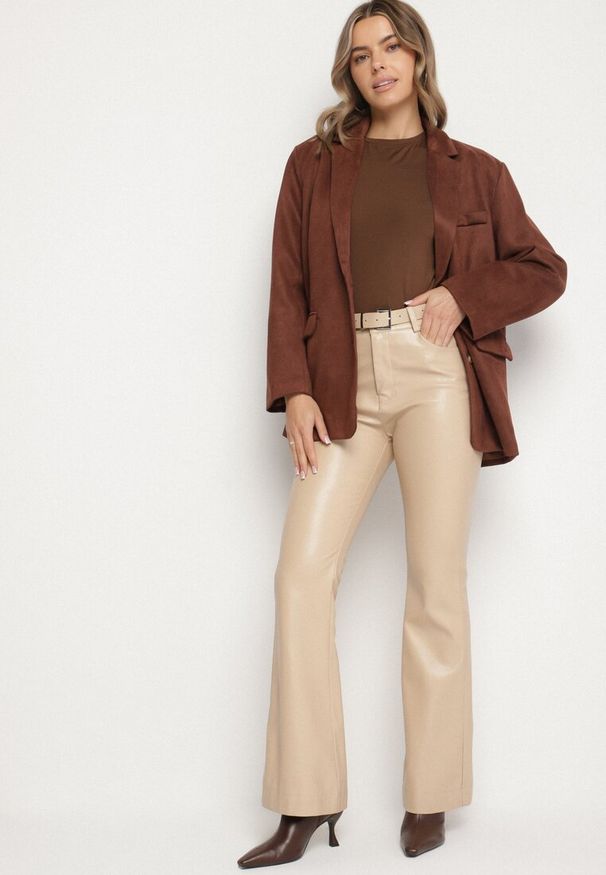 Born2be - Beżowe Spodnie Dzwony z Imitacji Skóry Vebora. Okazja: na co dzień. Kolor: beżowy. Materiał: skóra. Styl: casual, elegancki, klasyczny