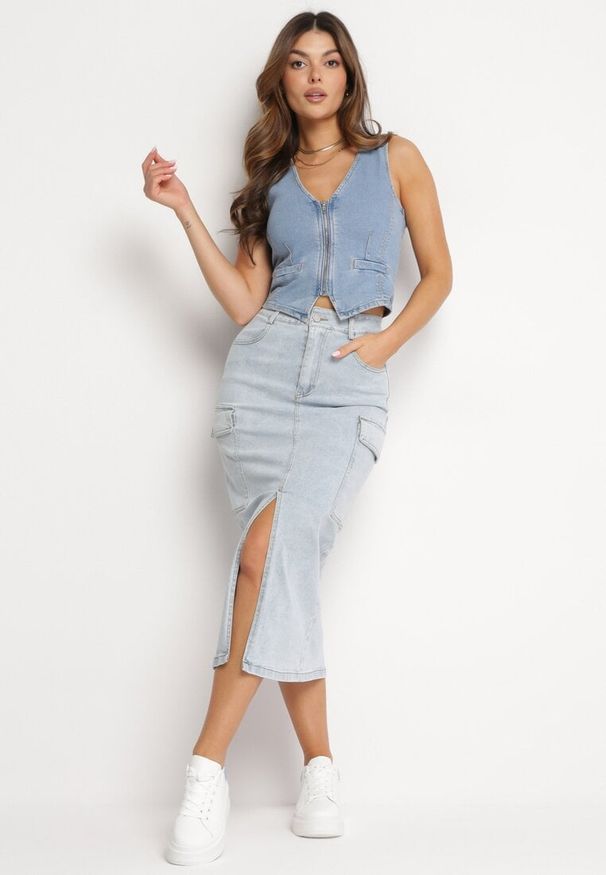 Born2be - Jasnoniebieska Spódnica Midi Jeansowa z Szerokimi Kieszeniami Carlana. Okazja: na co dzień. Kolor: niebieski. Materiał: jeans. Styl: klasyczny, elegancki, casual