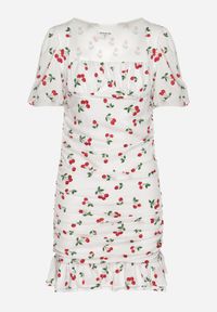 Born2be - Biała Sukienka w Wisienki z Marszczeniem i Bufiastymi Rękawami Haliviel. Okazja: na co dzień. Typ kołnierza: dekolt kwadratowy. Kolor: biały. Wzór: kwiaty. Sezon: lato. Styl: casual #2