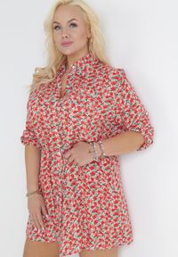 Born2be - Czerwona Koszulowa Sukienka Mini w Kwiaty z Materiałowym Paskiem i Podpinanymi Rękawami Isamone. Kolekcja: plus size. Kolor: czerwony. Materiał: materiał. Wzór: kwiaty. Sezon: wiosna, lato. Typ sukienki: koszulowe. Długość: mini #7