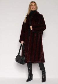 Born2be - Bordowy Płaszcz Futerko o Kroju Oversize z Kieszeniami z Klapami Namys. Okazja: na co dzień, na randkę, na spacer. Kolor: czerwony. Materiał: futro. Styl: casual #2