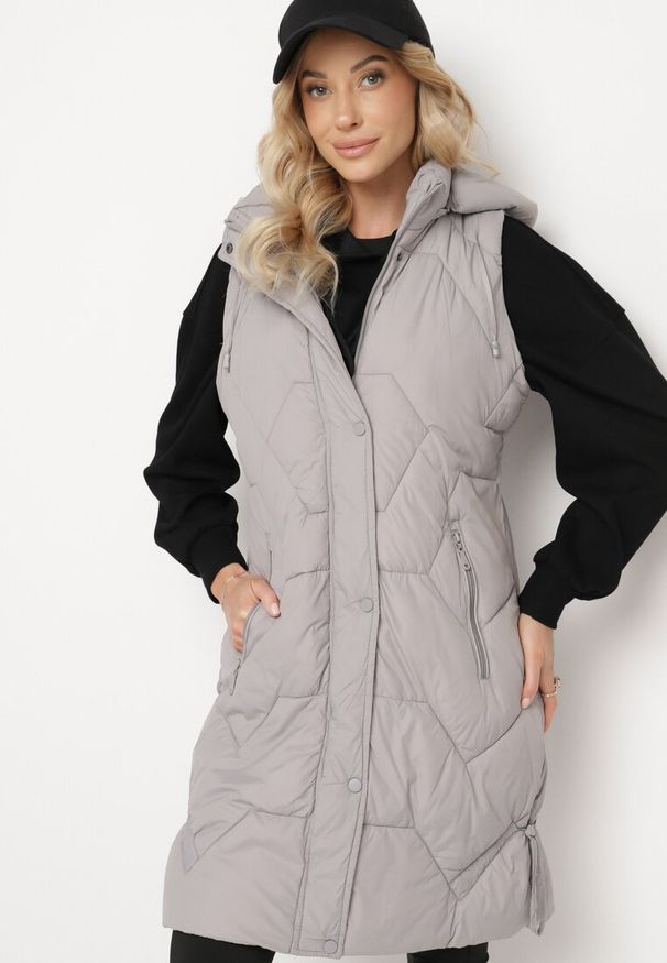 Born2be - Szara Pikowana Kamizelka z Odpinanym Kapturem i Ściągaczami Lorianvia. Okazja: na spacer, na co dzień. Kolor: szary. Materiał: jeans. Styl: elegancki, casual, sportowy