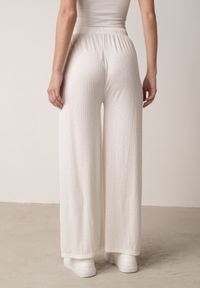 Born2be - Białe Szerokie Spodnie z Bawełną Zdobione Cyrkoniami Azilene. Okazja: na co dzień. Stan: podwyższony. Kolor: biały. Materiał: bawełna. Wzór: aplikacja. Styl: casual, klasyczny #2