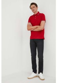 TOMMY HILFIGER - Tommy Hilfiger polo męski kolor czerwony wzorzysty. Okazja: na co dzień. Typ kołnierza: polo. Kolor: czerwony. Materiał: bawełna, dzianina. Długość: krótkie. Wzór: aplikacja. Styl: casual #2