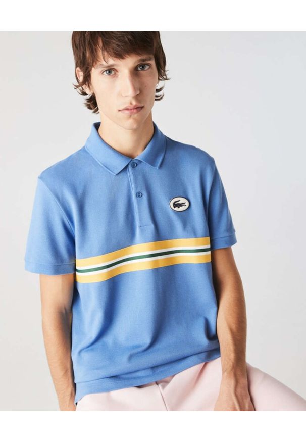 Lacoste - LACOSTE - Niebieska koszulka polo z paskami Regular Fit. Typ kołnierza: polo. Kolor: niebieski. Materiał: bawełna. Wzór: kolorowy. Styl: retro