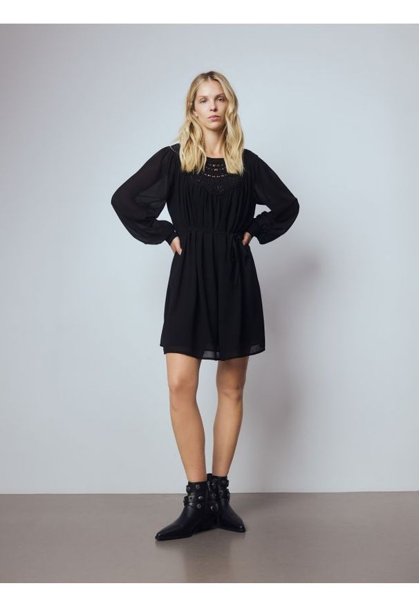 Reserved - Sukienka mini z wyszywanym dekoltem - czarny. Kolor: czarny. Materiał: tkanina. Długość: mini