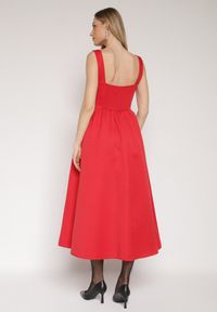 Born2be - Czerwona Rozkloszowana Sukienka na Szerokich Ramiączkach Reterna. Okazja: na imprezę. Typ kołnierza: dekolt kwadratowy. Kolor: czerwony. Długość rękawa: na ramiączkach. Styl: elegancki. Długość: mini #5