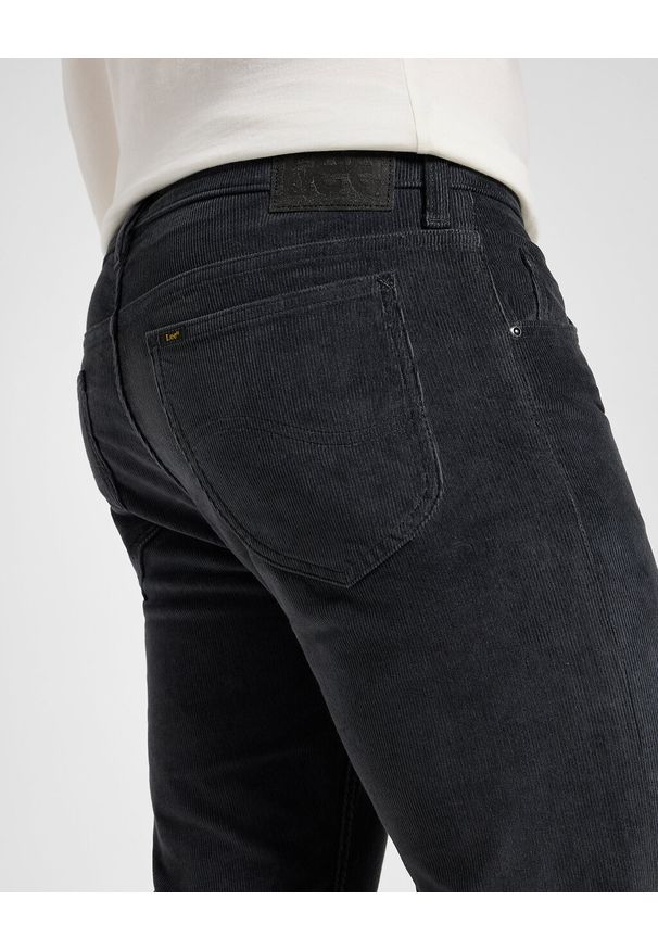 Lee - LEE RIDER MĘSKIE SPODNIE MATERIAŁOWE SZTRUKSOWE DARK MUTED GRAY 112355800 L701008531. Materiał: sztruks, materiał