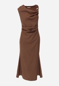 Born2be - Brązowa Sukienka VICES Ozdobiona Aplikacją na Ramieniu Palleleora. Okazja: na wesele, na ślub cywilny. Kolor: brązowy. Wzór: aplikacja. Typ sukienki: proste. Styl: elegancki #2
