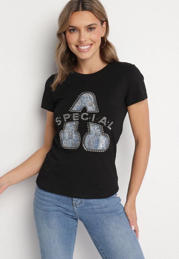 Born2be - Czarny Bawełniany T-shirt Ozdobiony Napisem i Cyrkoniami Isnorea. Okazja: na co dzień. Kolor: czarny. Materiał: bawełna. Wzór: napisy, aplikacja. Styl: glamour, casual